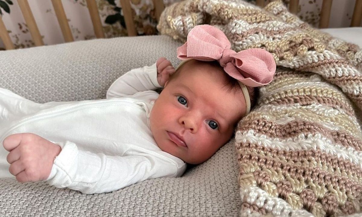 Μπέμπα φοράει τους πιο χαριτωμένους φιόγκους και ποζάρει στον φακό