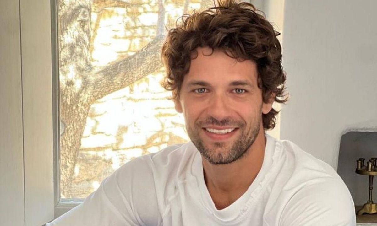 Αποστόλης Τότσικας: Παίζει κιθάρα και τραγουδά στη μαμά του