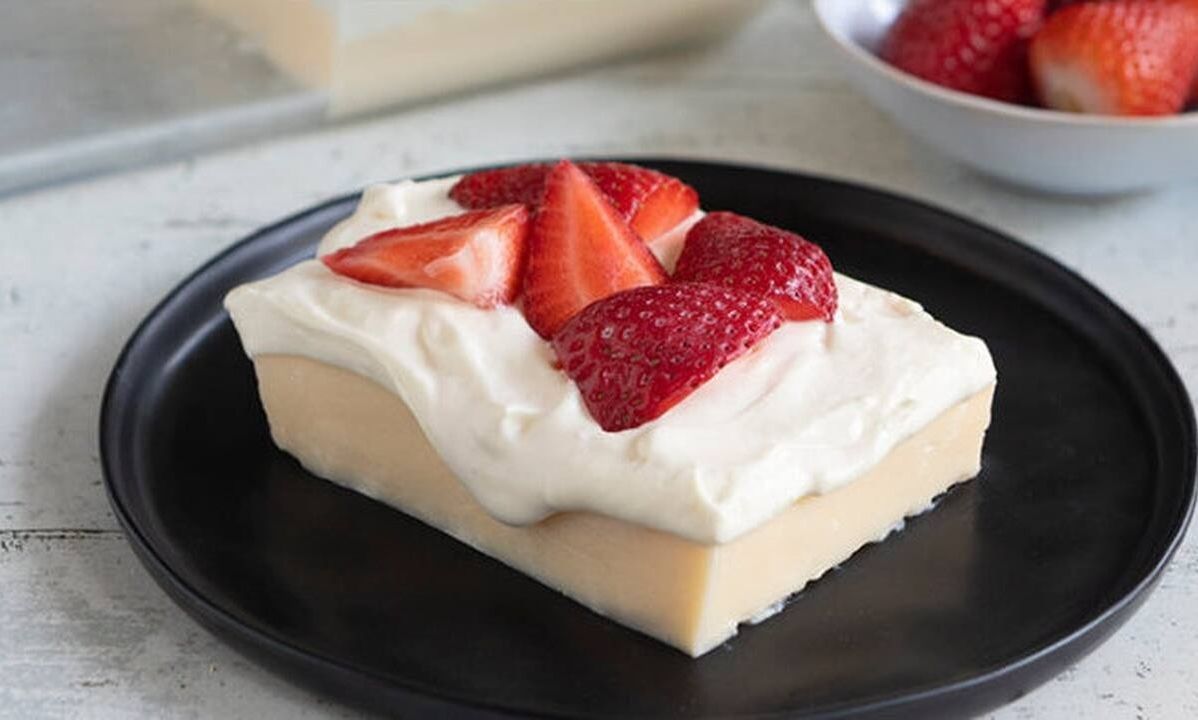 Καλοκαιρινό γλυκό ψυγείου με φράουλες από τον Άκη Πετρετζίκη!