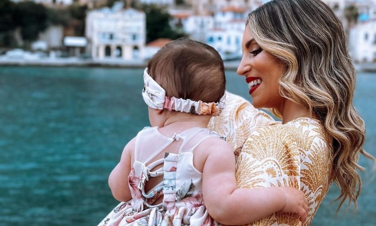 Η Αθηνά Οικονομάκου έγινε νονά της ανιψιάς της και όλοι μιλούν για το φόρεμά της