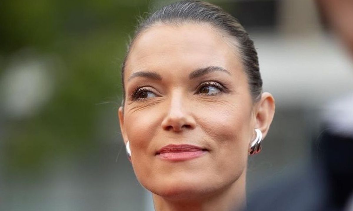 Μαλλιά, μακιγιάζ, ρούχα: Πώς η Βίκυ Καγιά τις «έσβησε» όλες στις Κάννες