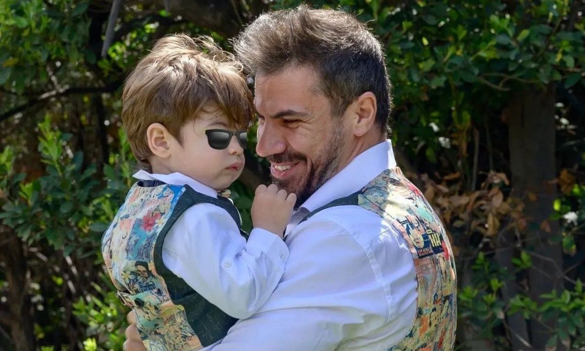 Άκης Πετρετζίκης: Νέα στιγμιότυπα με τον μικρό Αχιλλέα