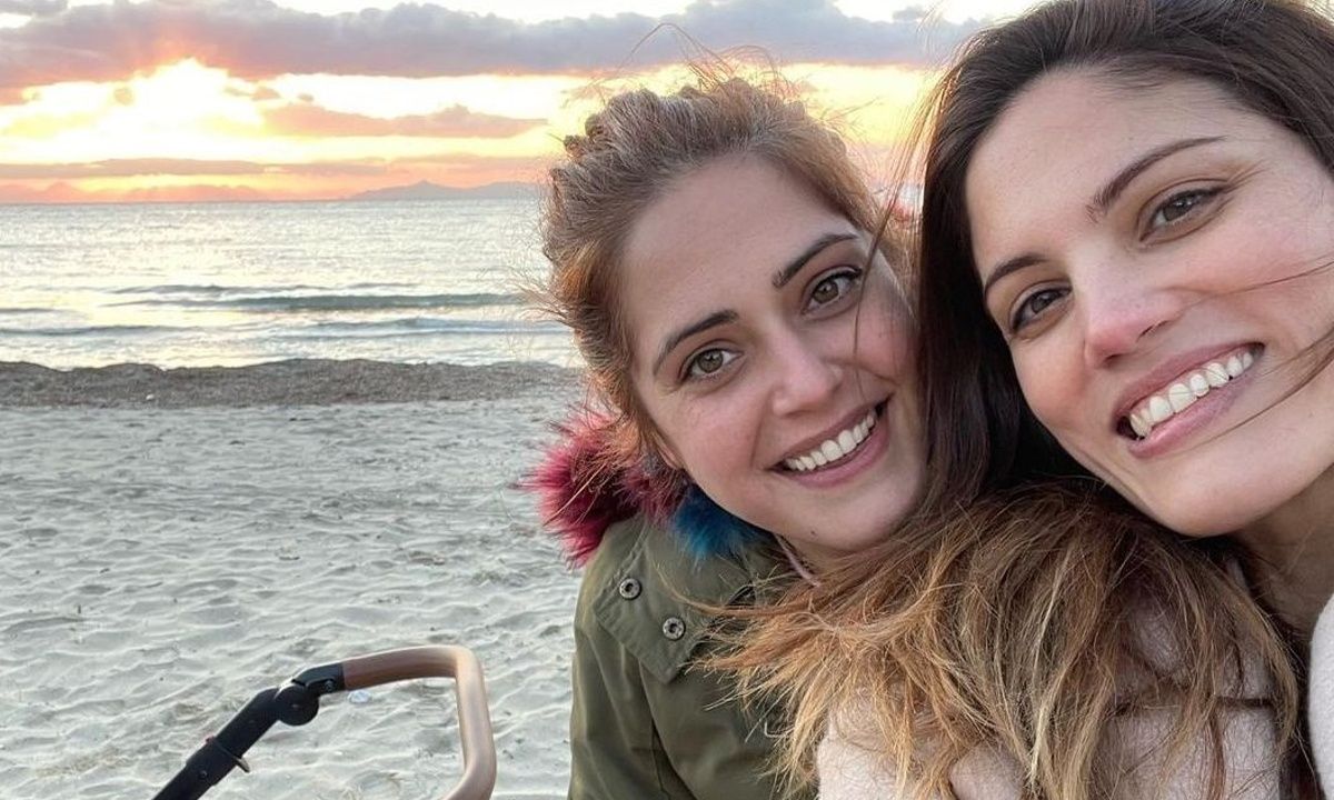 «Αλίκη έμεινες μισή», είπαν στη δίδυμη αδερφή της Μαίρης Συνατσάκη που άλλαξε μαλλιά και στυλ