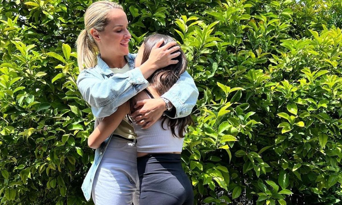 Οι φωτογραφίες της Έλενας Ασημακοπούλου με την πανύψηλη 12χρονη κόρη της &το σπίτι στον Άγιο Στέφανο