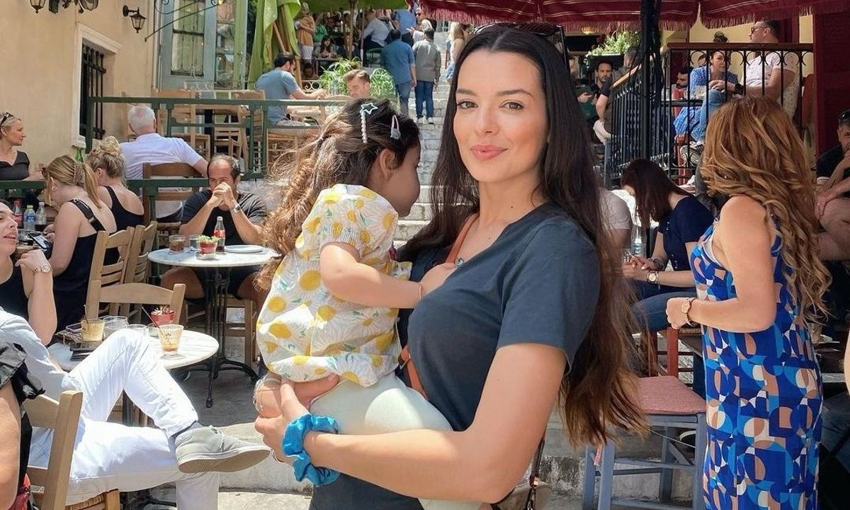 Νικολέττα Ράλλη: Βολτούλα στην Πλάκα με την κόρη της