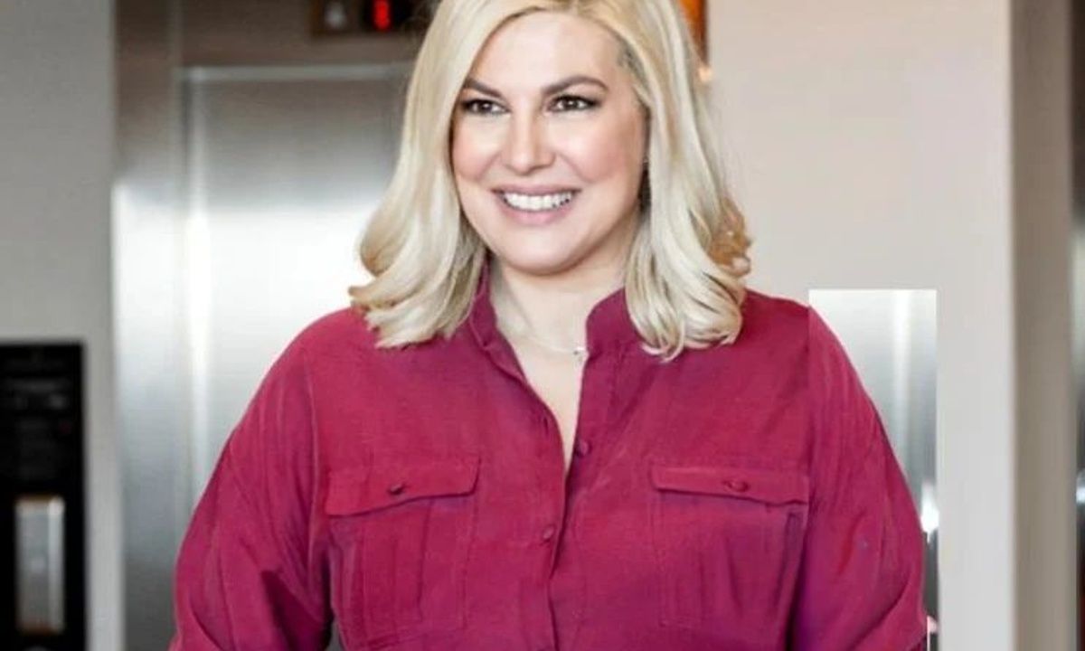 Το look της Ράνιας Θρασκιά γέμισε με χρώμα τη Βουλή