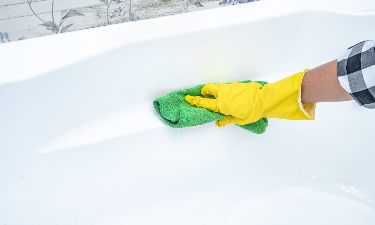 Πώς να καθαρίσετε την μπανιέρα και να εξαφανίσετε τους λεκέδες