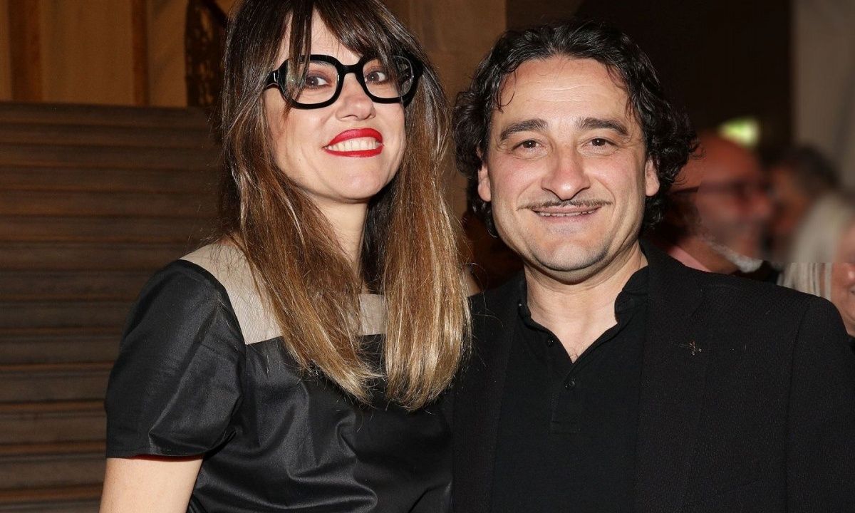 Από ηπειρώτικους χορούς έως Ya Habibi, ο Χαραλαμπόπουλος καμαρώνει τη σύζυγο να χορεύει ξέφρενα