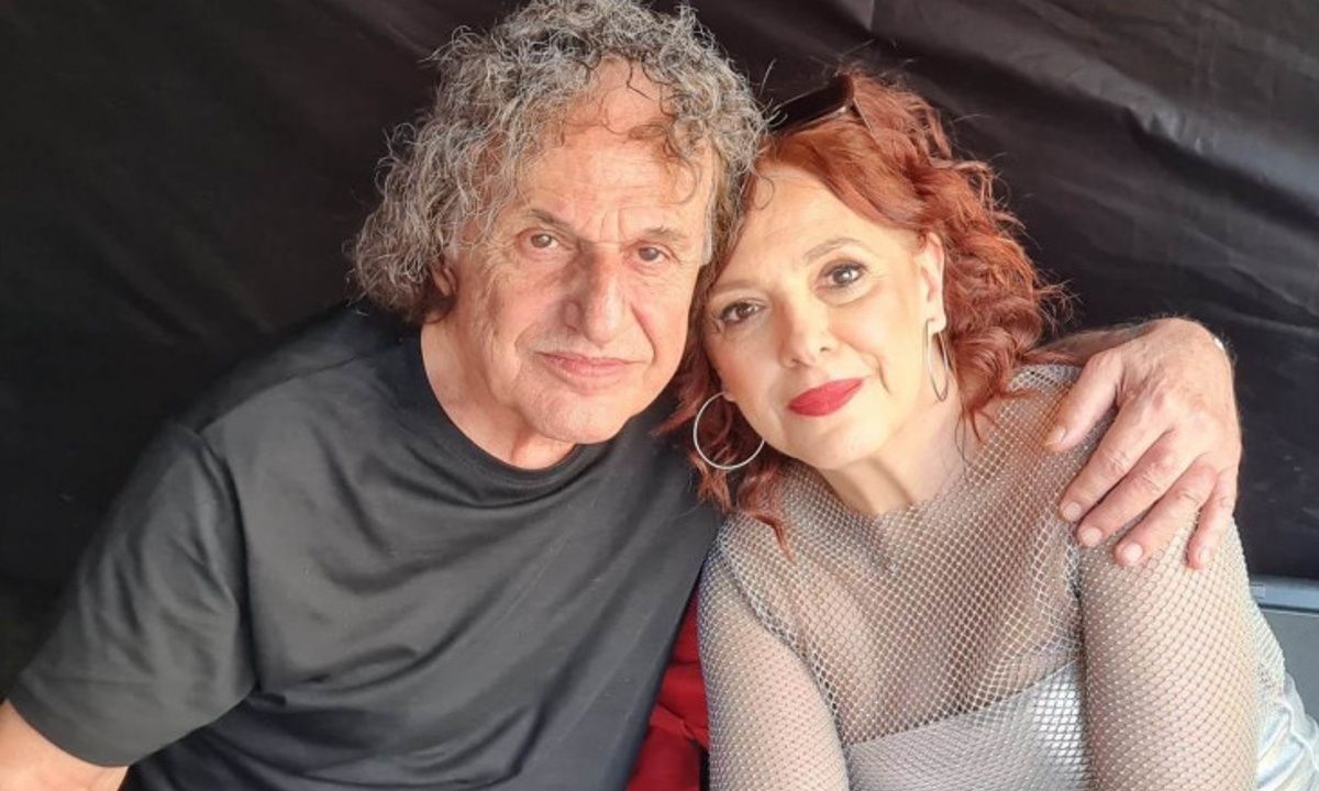 Ράντου: Το ασημί hot φόρεμα που επέλεξε στη συναυλία για τα 50 χρόνια του Βασίλη στη δισκογραφία