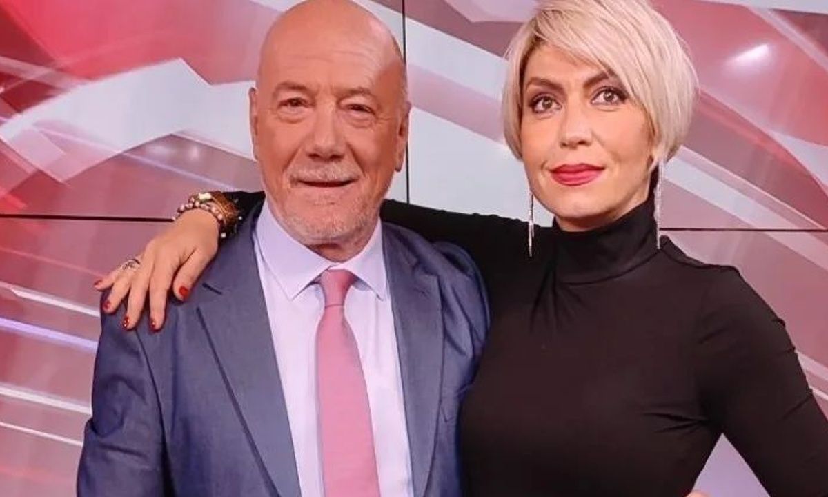 H γυναίκα με τα μαύρα του «Chase» με σούπερ σέξι φόρεμα σε αθλητική εκπομπή