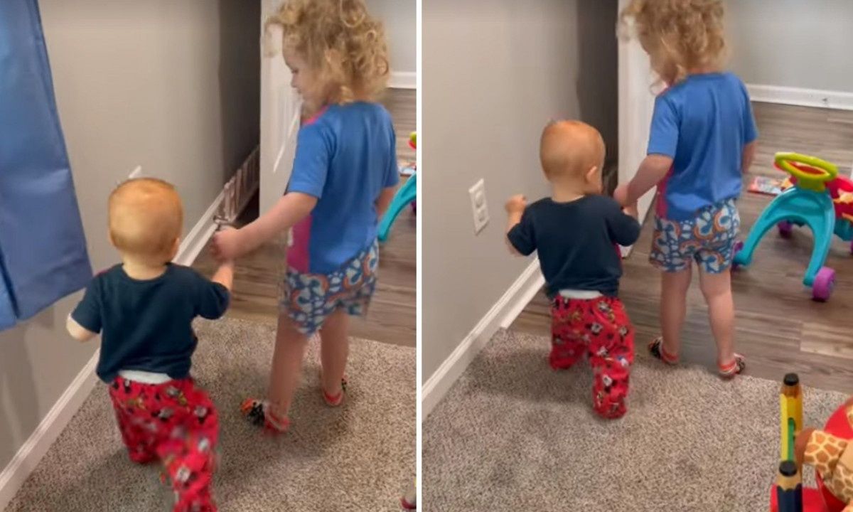 Bοηθάει τον μικρό της αδερφό να κάνει τα πρώτα του βήματα