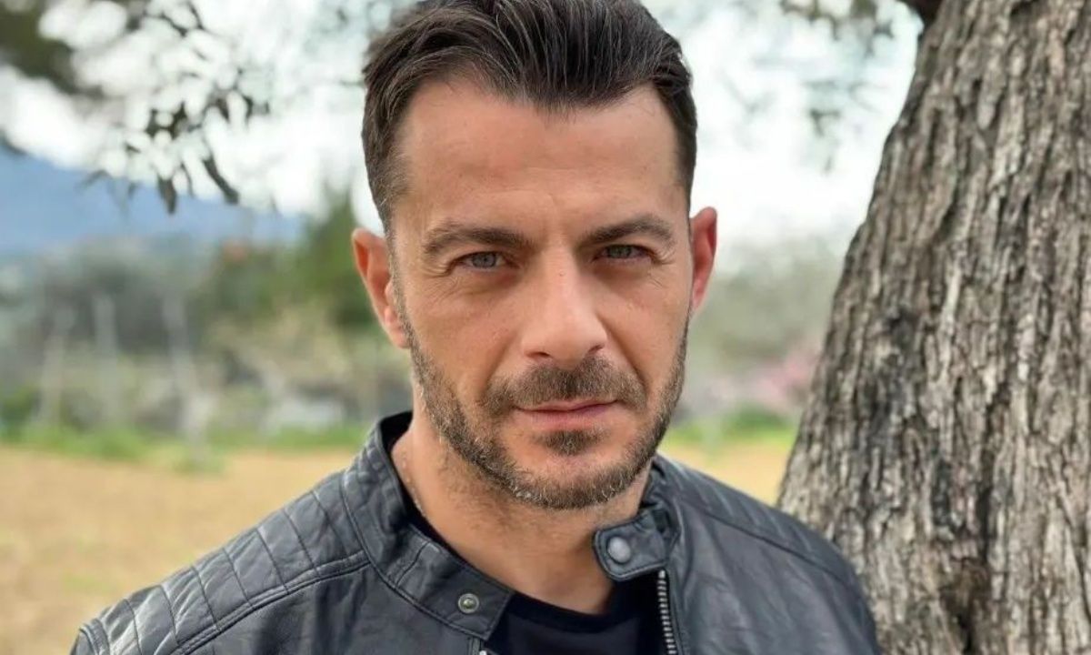 Το μυστήριο με τον Γιώργο  Αγγελόπουλο και το πρώτο φιλί με τη Δήμητρα που τρέλανε το Twitter