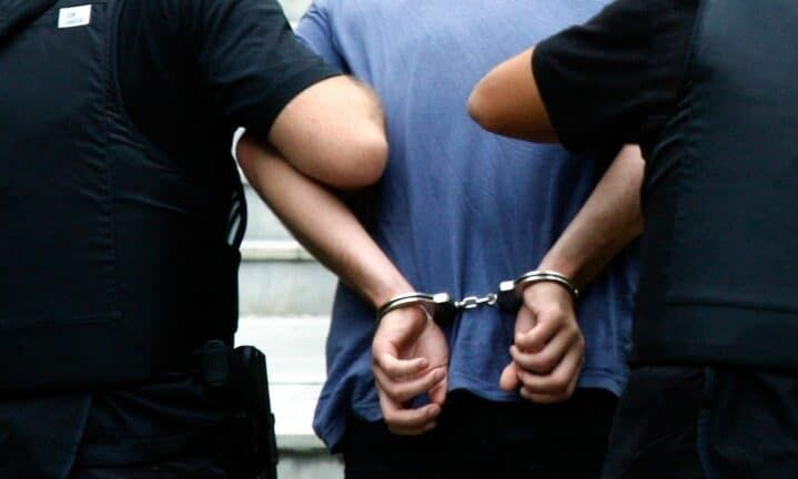 Συλλήψεις για κύκλωμα απάτης στον ΕΦΚΑ ύψους 33 εκατομμυρίων ευρώ - Η εμπλοκή πρώην παίκτη ριάλιτι