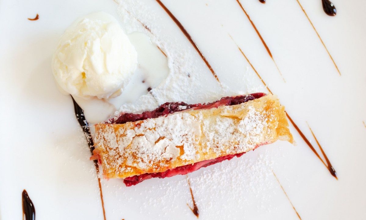 Strudel βύσσινο με παγωτό βανίλια