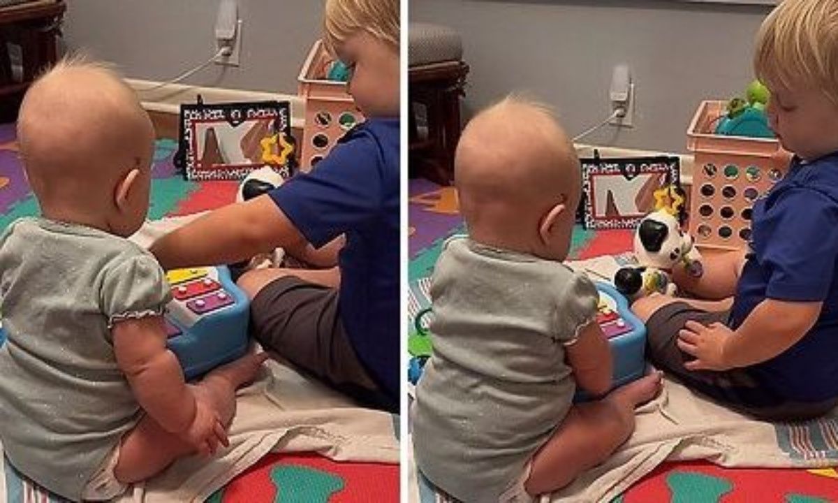 Νήπιο μαθαίνει στη μικρή αδελφή του πώς να παίζει πιάνο