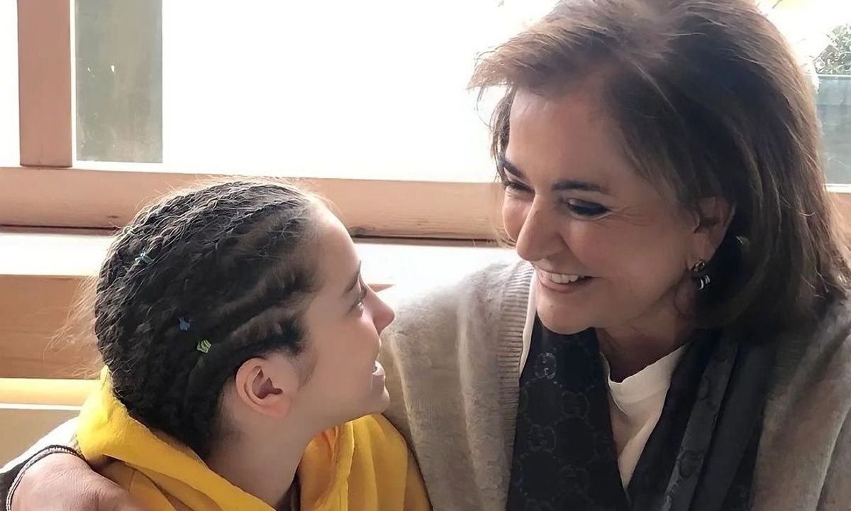 Ντόρα Μπακογιάννη: Τα απίθανα μπλουζάκια που φορούσαν τα εγγόνια της