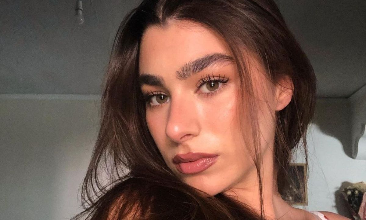 Το κορίτσι του Κουτσόπουλου με στενό φόρεμα 1 χρόνο μετά τη γέννα