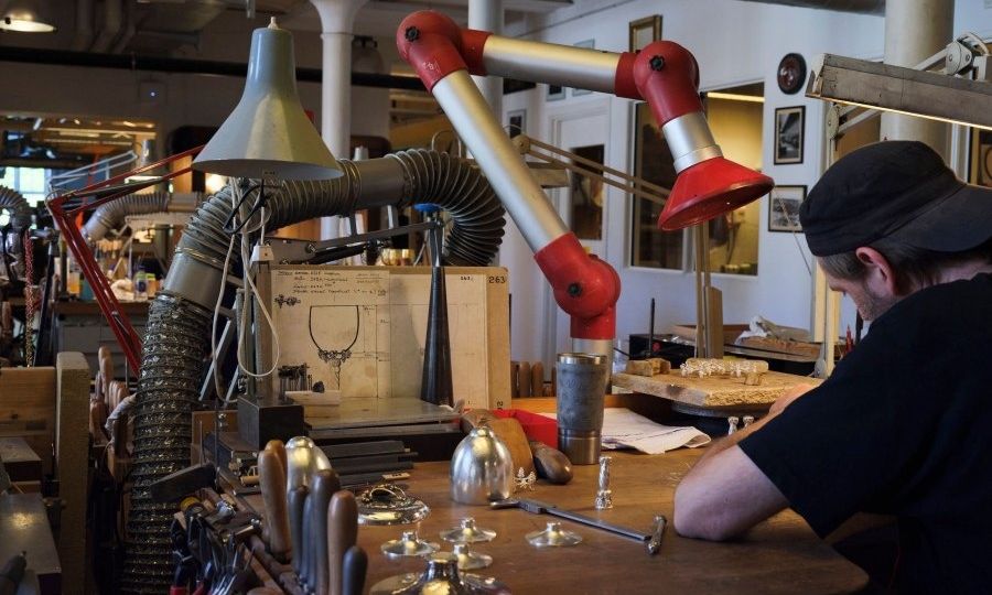 Φτάσαμε μέχρι τη Δανία για να δούμε από κοντά με πόση λεπτομέρεια φτιάχνονται τα Georg Jensen