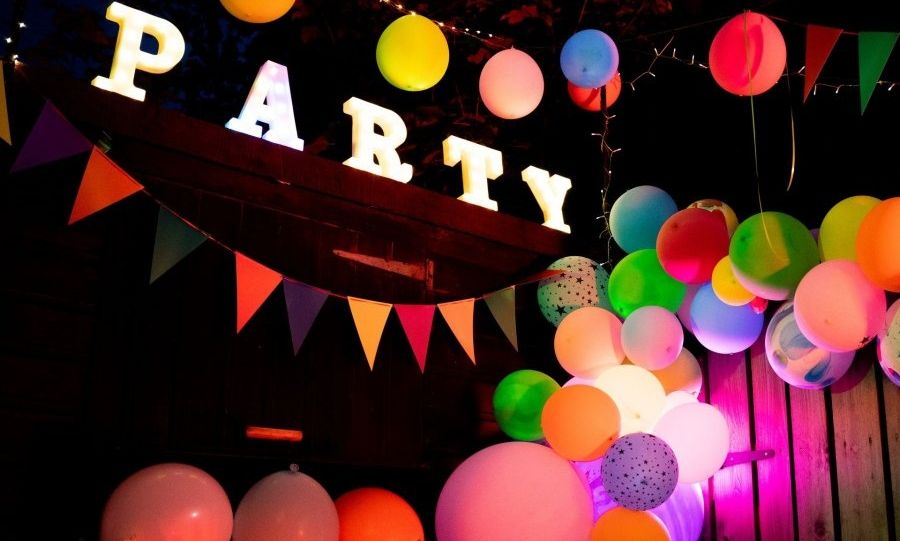 Ετοιμάζεσαι για πάρτι; Ξέρουμε τι δεν πρέπει να λείπει από το décor για να σας μείνει αξέχαστο!