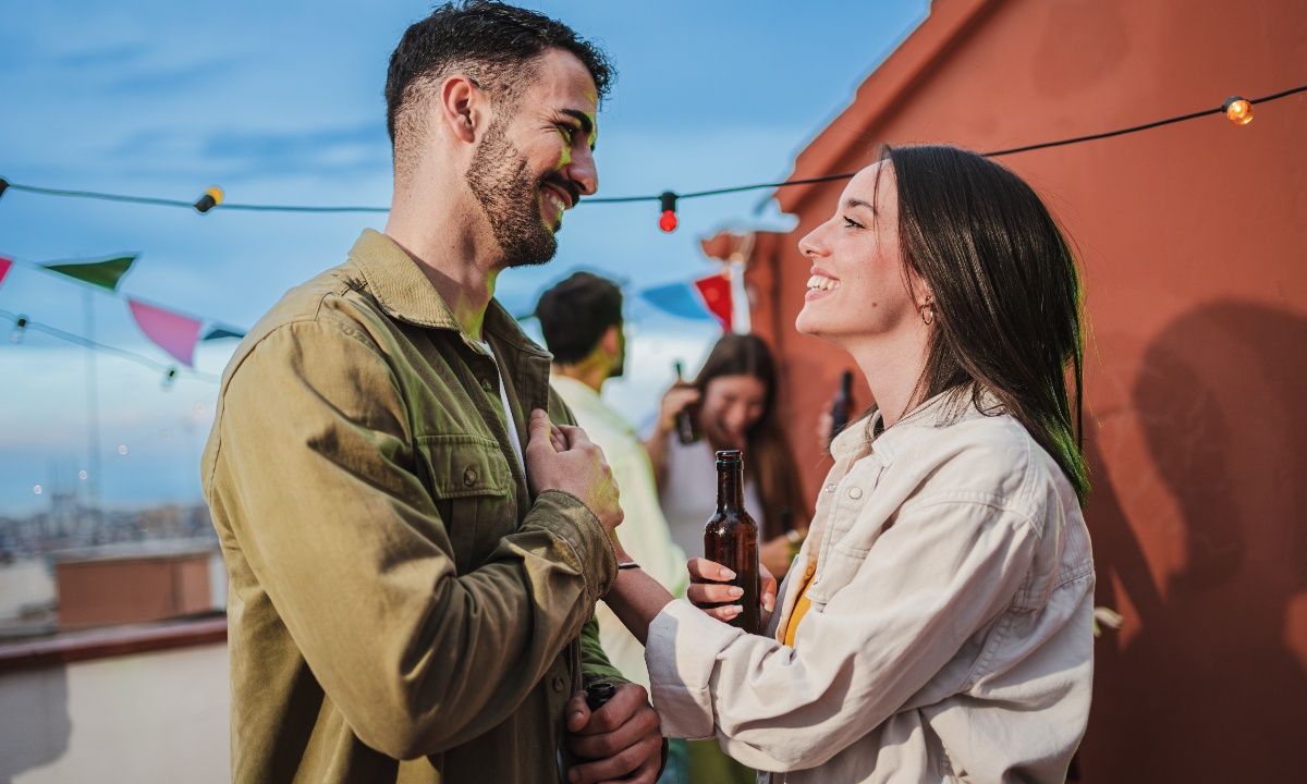 Πώς φλερτάρουν, τι ατάκες λένε, τι σκέφτονται τα ζώδια της Γης;