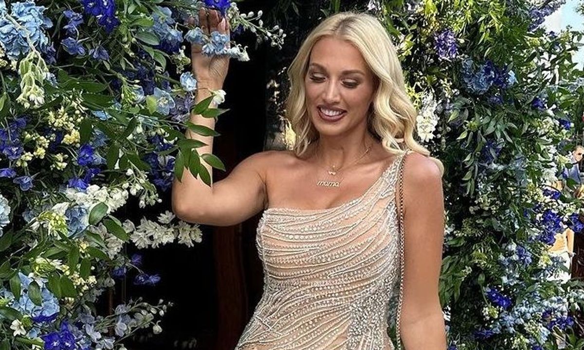 «Φέτες» η Σπυροπούλου 6 μήνες μετά τη γέννα - Το φόρεμα υπερπαραγωγή σε γάμο & οι νέες φωτό