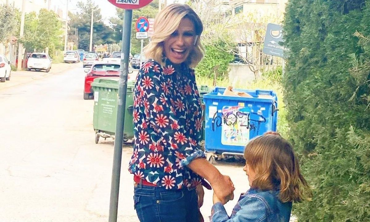 Η πολύ σπάνια φωτογραφία της Καραβάτου με μπικίνι και η ομοιότητα με τον κατάξανθο γιο της