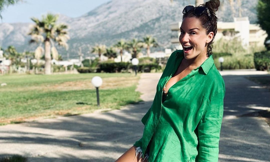 Λασκαράκη: Διακοπές στη Χαλκιδική! Οι πόζες με το μπικίνι της και η λεπτομέρεια στο summer look της