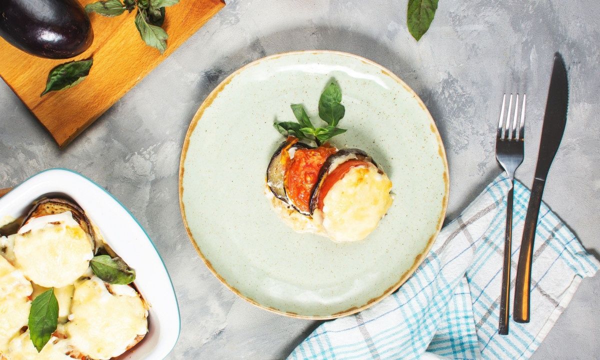 Έχεις ντομάτες, μελιτζάνες και βασιλικό; Φτιάξε αυτή τη συνταγή