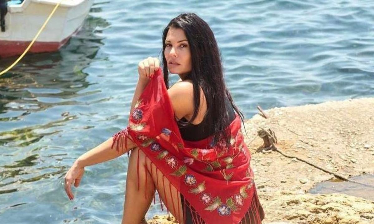 Η Μαρία Κορινθίου ποζάρει σαν γοργόνα στη θάλασσα