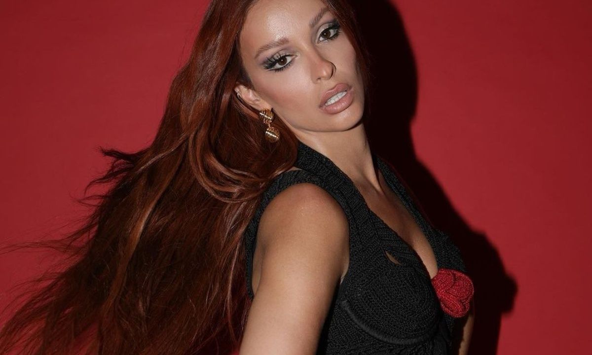 Η Ελένη Φουρέιρα ποζάρει με άβαφη ρίζα  και ανοίγει τον δρόμο για το νέο trend που θα λατρέψουμε