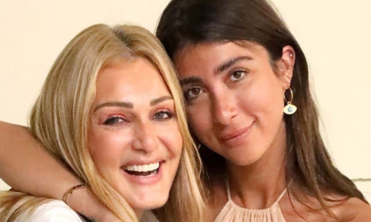 Νατάσα Θεοδωρίδου: Η πολύ σπάνια φωτό με μαγιό και το τραγούδι με την κόρη της στην παραλία