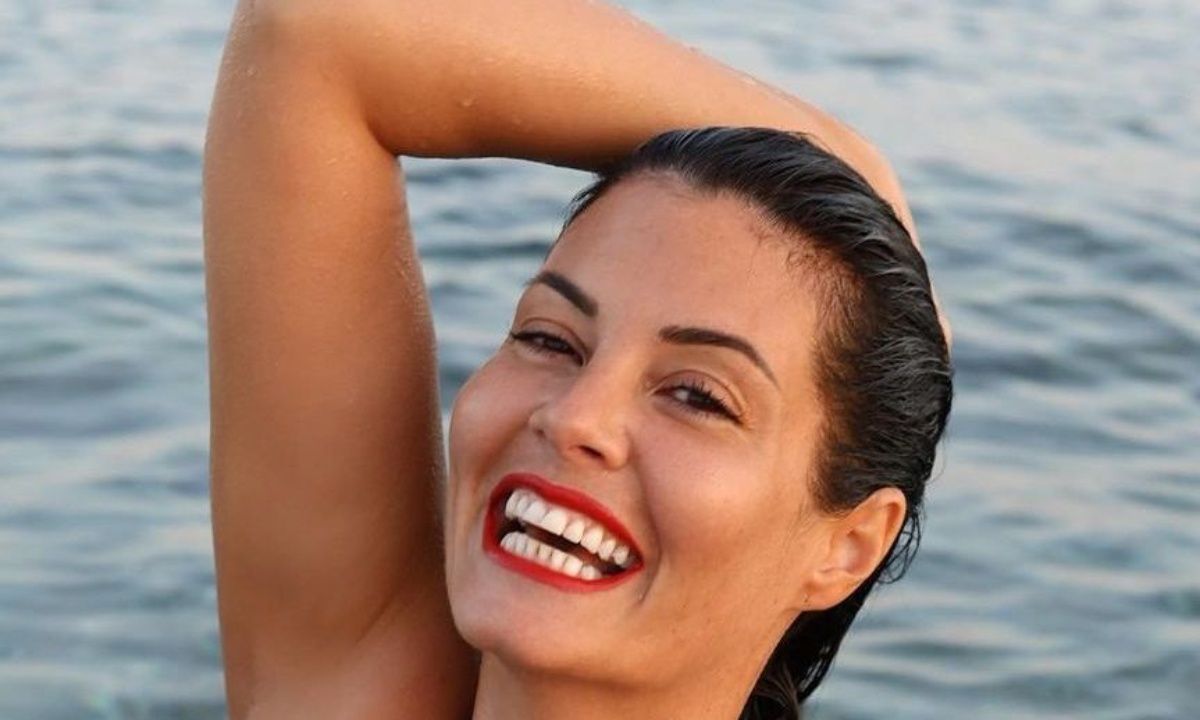 Η Μαρία Κορινθίου ποζάρει με πιο μακριά μαλλιά από ποτέ και θυμίζει έφηβη