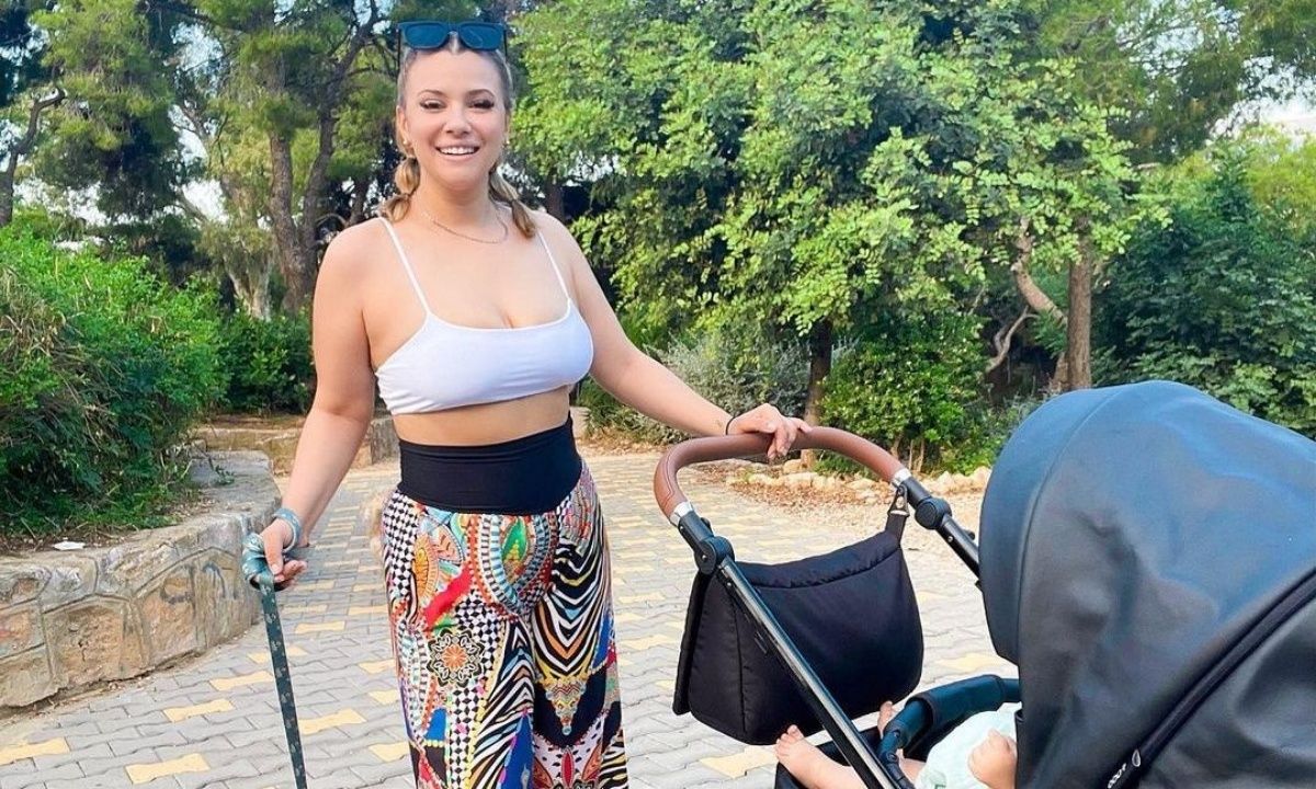 Λάουρα Νάργες: Παιχνίδια με τον γιο της στην πισίνα