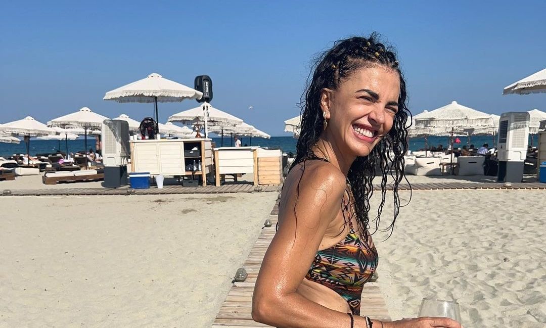 Σαν έφηβη η Μαρία Σολωμού στο πρώτο της μπάνιο για φέτος! Τα cornrows και το στιλάτο μαγιό!