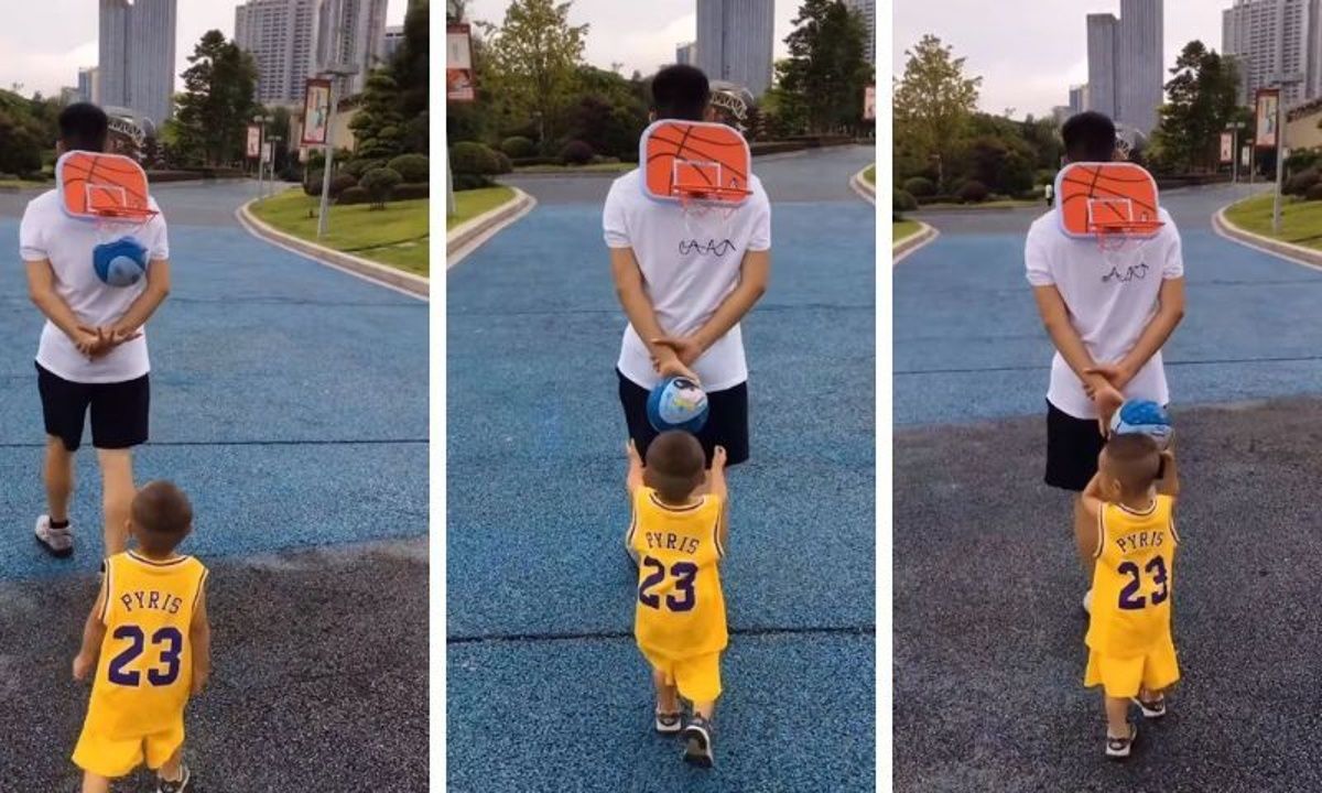 Μπαμπάδες φορούν μπασκέτες στην πλάτη και τραβούν τα βλέμματα