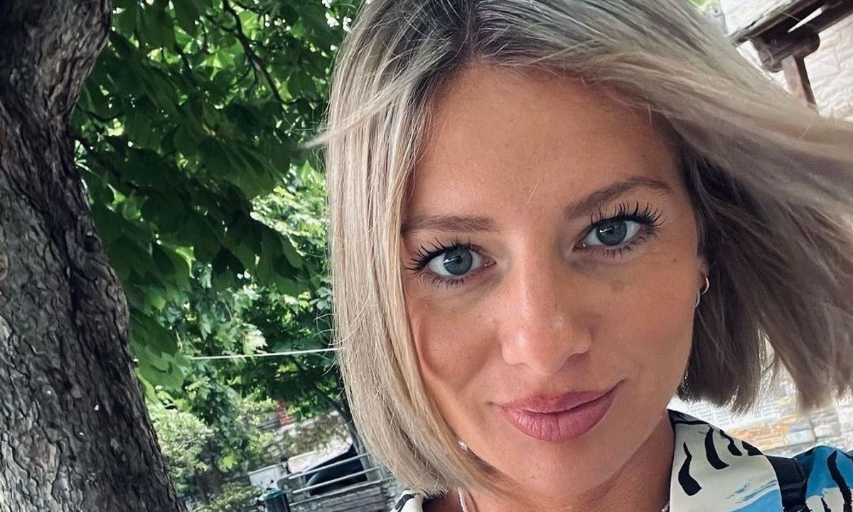 Η Ελένη Χαμπέρη έγινε νονά φορώντας το πιο εντυπωσιακό φόρεμα και η Σταυρούλα Χρυσαειδή την αποθέωσε