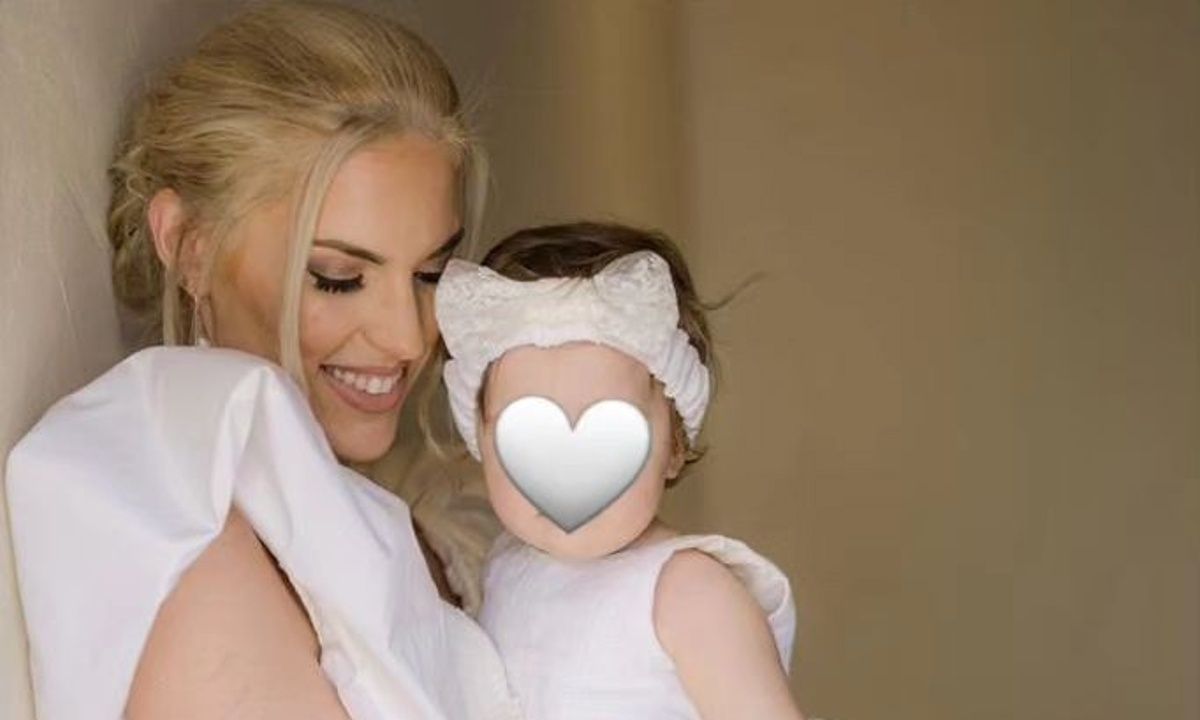 Μαντώ Γαστεράτου: Με την Κυβέλη αγκαλιά στην παραλία