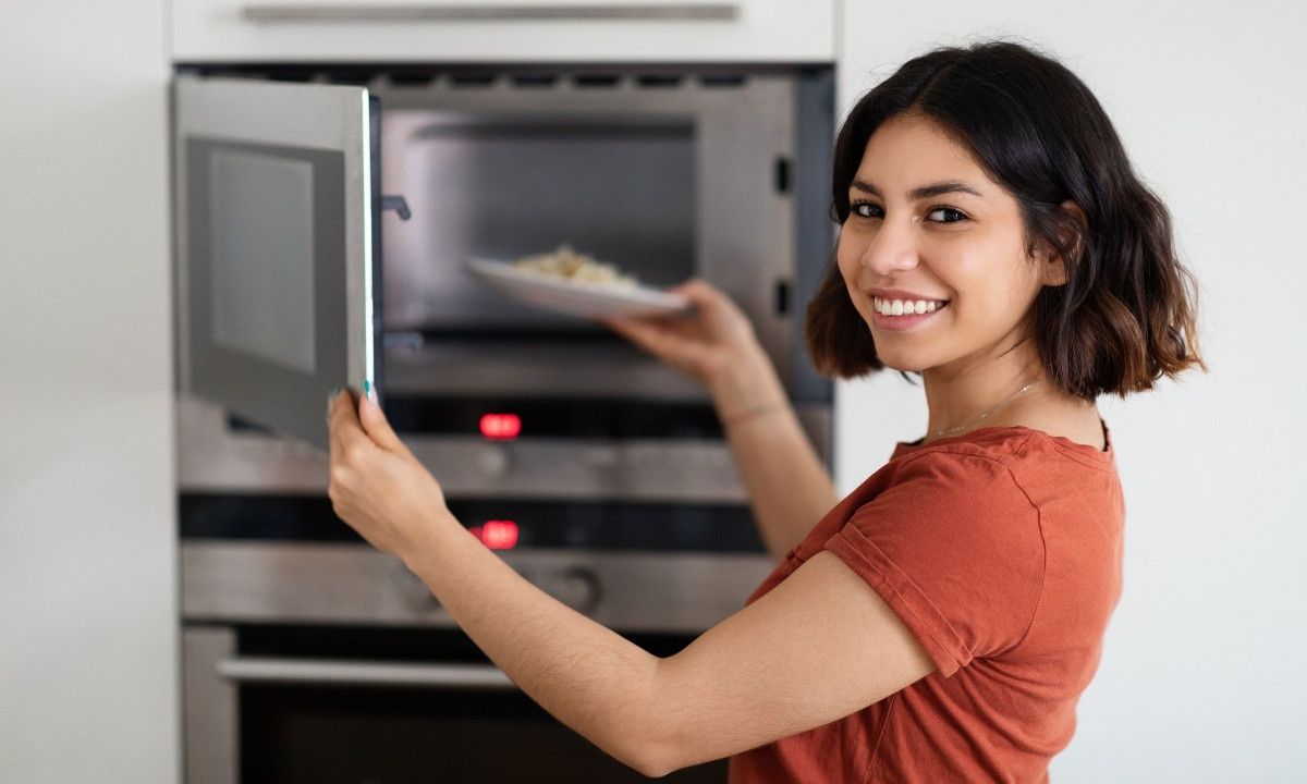 Το λάθος που κάνετε όταν ζεσταίνετε φαγητό στα μικροκύματα