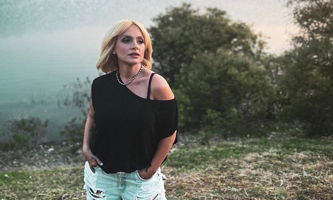 «Για ποια μοναξιά μιλάω;»: Το μήνυμα της Ζουγανέλη πριν βγει στη σκηνή και οι πόζες με σκισμένο τζιν