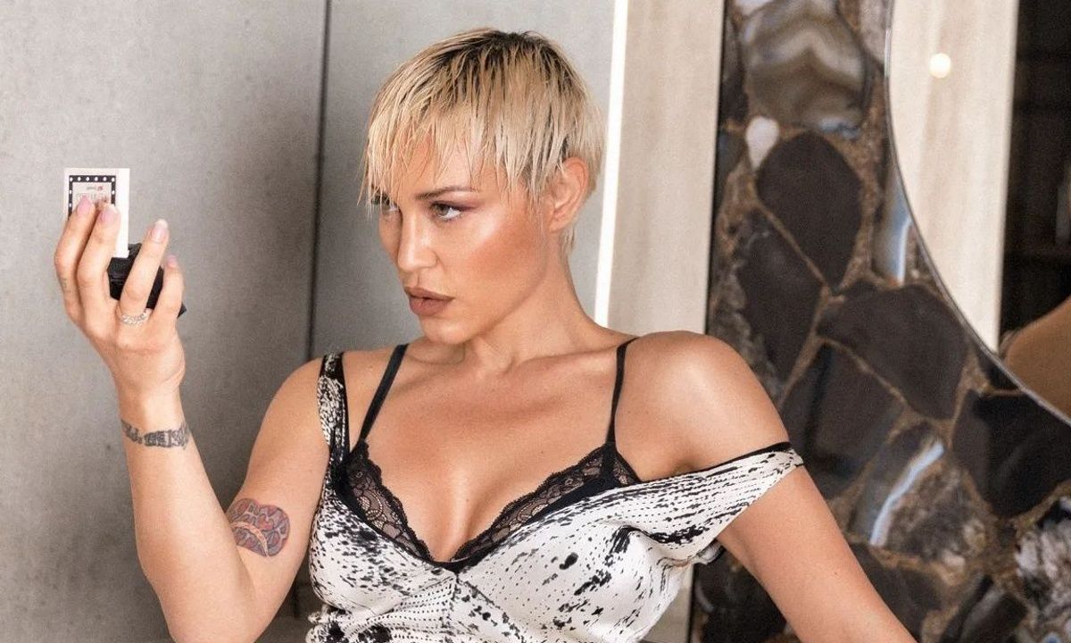 Η Πηνελόπη Ανασταστοπούλου υιοθέτησε το πιο ανατρεπτικό look στα μαλλιά της