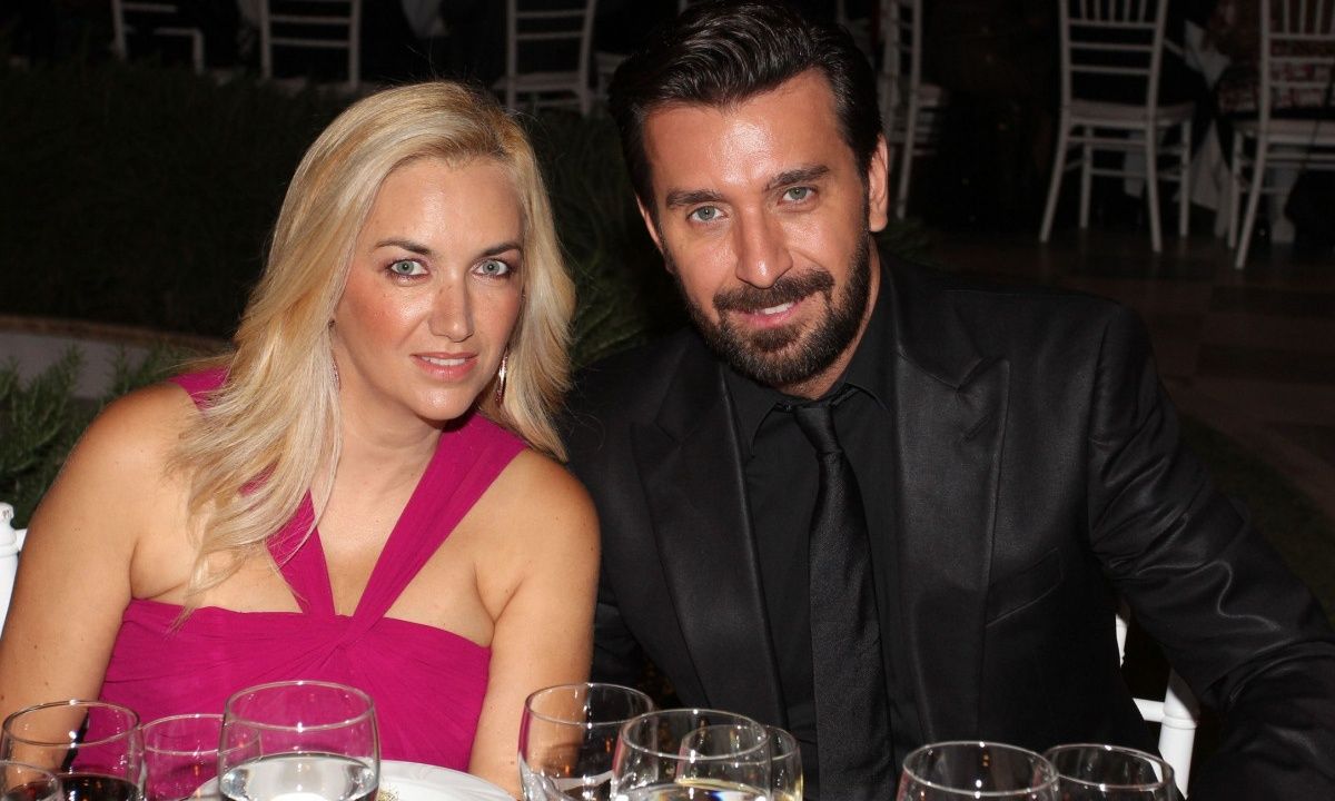 O Θάνος Πετρέλης έχει μάτια μόνο για τις 4 γυναίκες της ζωής του