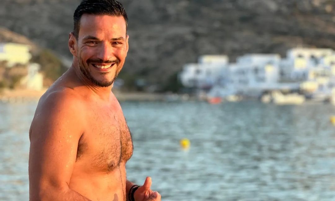 Ο Κώστας Τσουρός χαλαρώνει στην Ίο πριν το ξεκίνημα της νέας τηλεοπτικής σεζόν