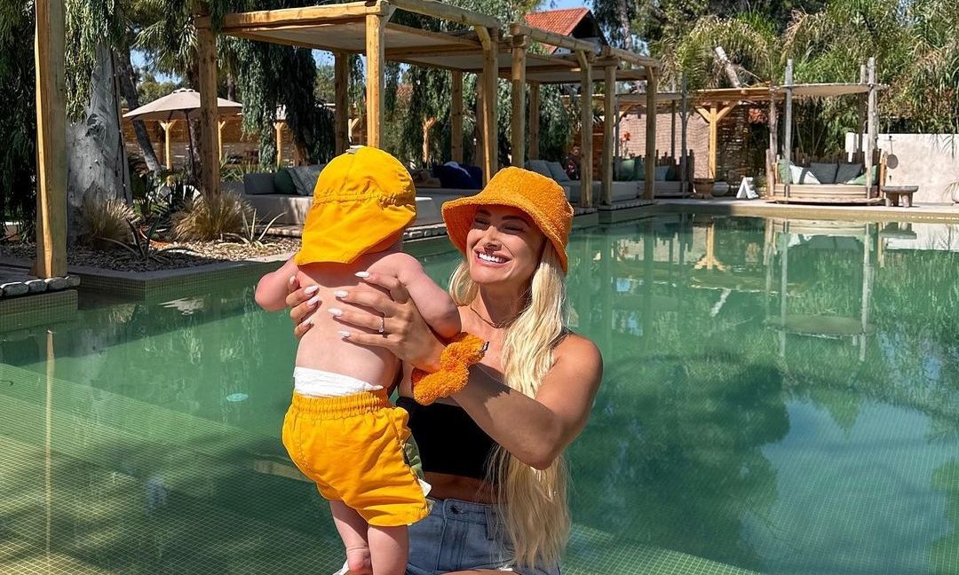 Ιωάννα Τούνη: Απόλαυσε το ηλιοβασίλεμα στη Σαντορίνη με τον γιο της - Η νέα φωτό τους