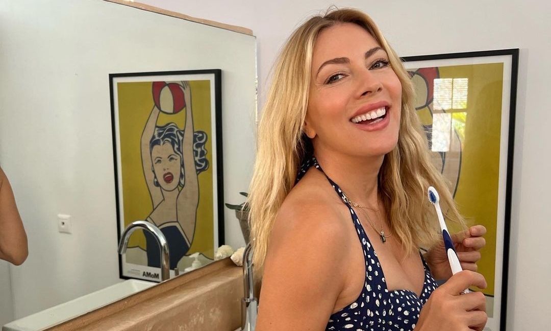 Σμαράγδα Καρύδη: Καλωσόρισε τον Αύγουστο με μαύρο μικροσκοπικό μπικίνι - Ποζάρει και εντυπωσιάζει