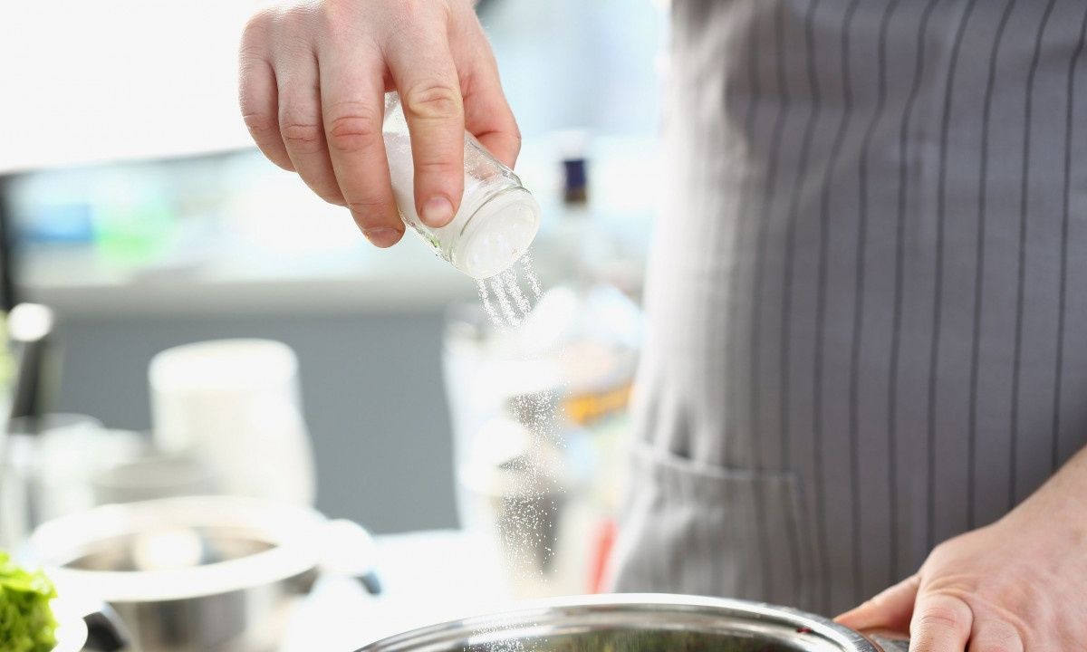 Τέσσερα σημάδια ότι τρώτε πολύ αλάτι