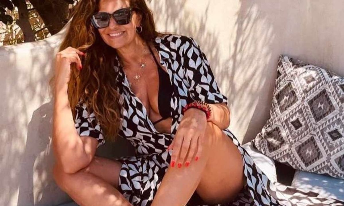 Βίκυ Κουλιανού: Αποθέωση στην πόζα με μαγιό