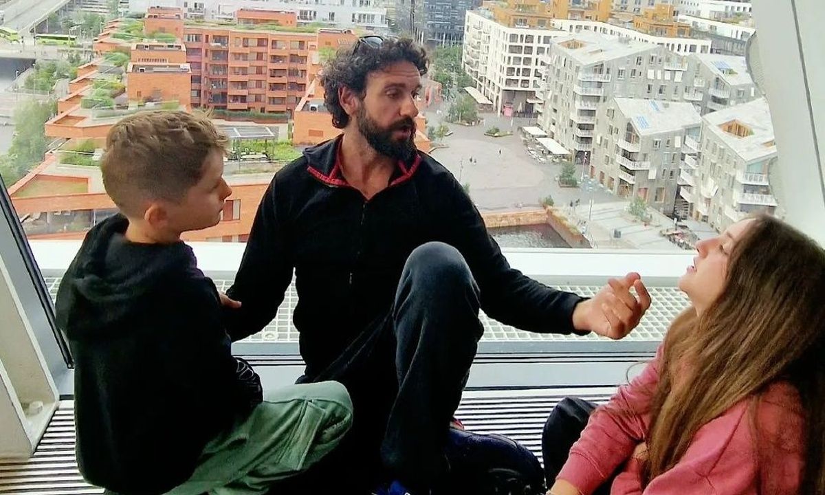 Μελέτης Ηλίας: Βουτιές στην πισίνα με τα παιδιά του