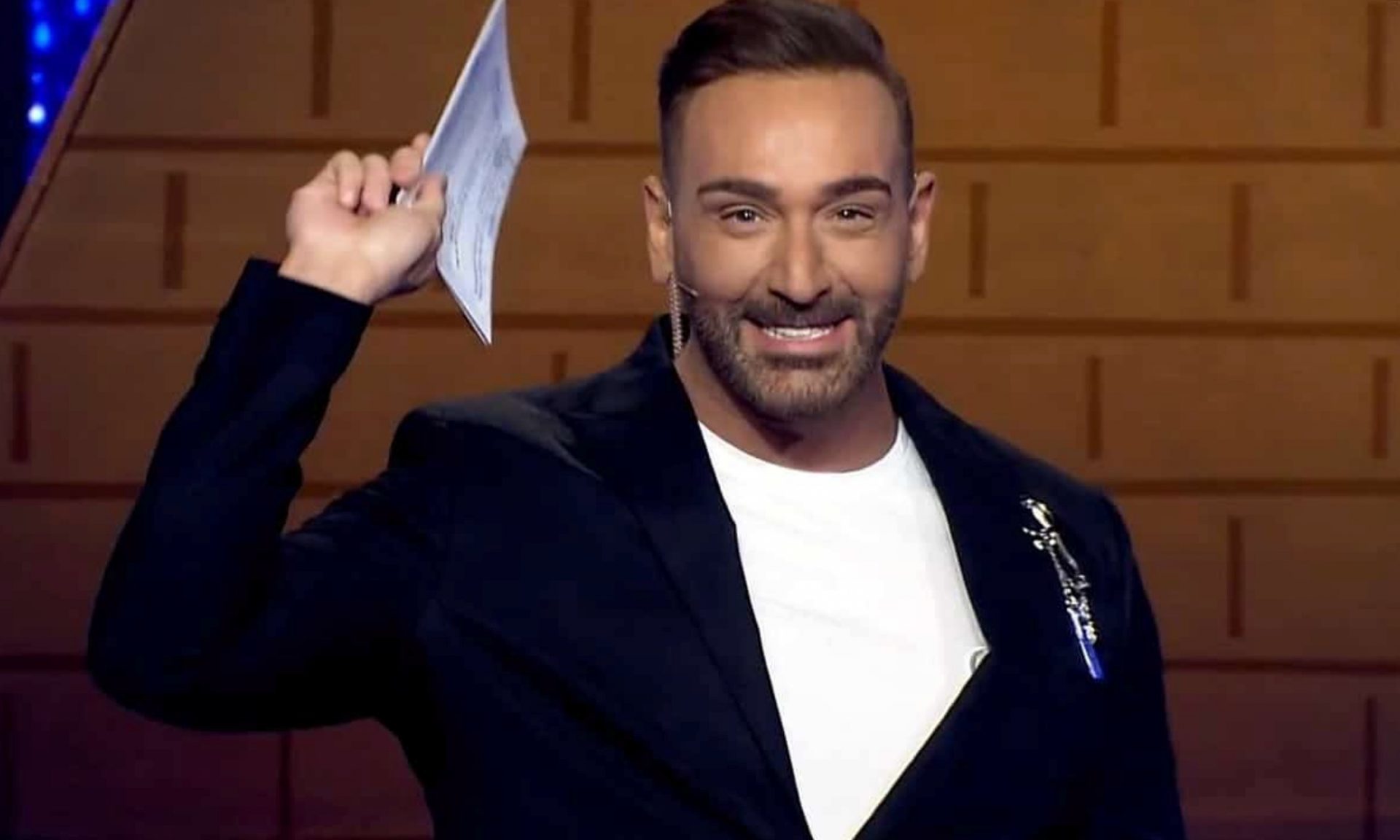 Νίκος Κοκλώνης: Έκανε τα γενέθλιά του στη Χώρα της Μυκόνου και το τραγούδι είχε τον πρώτο λόγο