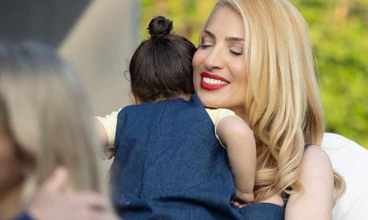 Σίγουρα θα συγκινηθείς με την Ηλιάκη και το τραγούδι της αγκαλιάς