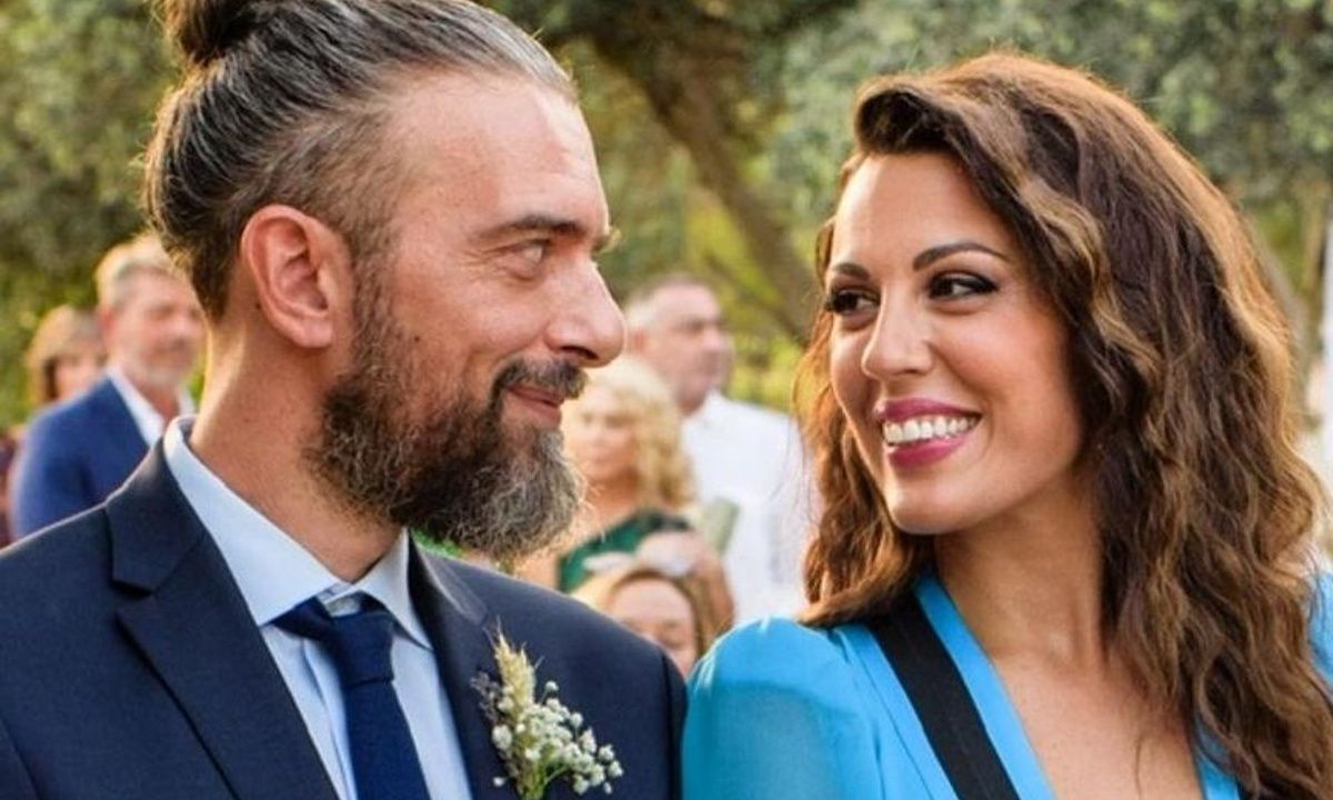 Η Άννα Μενενάκου ευχήθηκε στον Σωτήρη Τσαφούλια με hot glam look & πολλοί πρόσεξαν (και) κάτι ακόμα